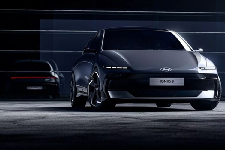 Khác với kiểu đèn lớn vuốt dài lên nắp ca-pô như phiên bản cũ, Hyundai Ioniq 6 2025 bản nâng cấp sử dụng đèn ban ngày LED mỏng nằm sát nắp ca-pô, kết hợp với cụm đèn pha tách biệt đặt thấp hơn ở phần cản trước. Sự thay đổi này không chỉ tạo nét khác biệt mà còn mang lại vẻ hiện đại, sắc sảo hơn cho Ioniq 6.