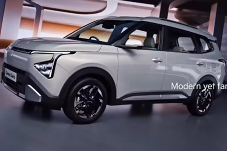 Phần đầu xe được thiết kế góc cạnh với cụm đèn LED định vị sắc nét, lưới tản nhiệt dạng mảnh và các khe hút gió bố trí hài hòa, tạo nên ấn tượng đậm chất công nghệ và sự vững chãi.