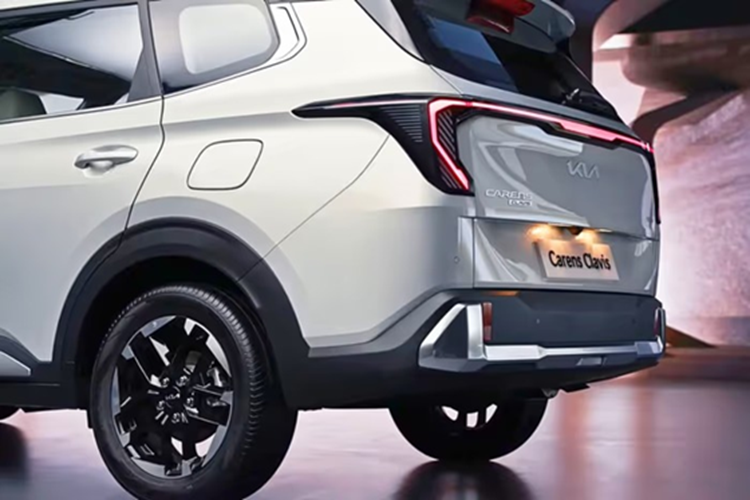 Kia từng xác nhận sẽ phát triển một mẫu crossover điện hoàn toàn mới dựa trên nền tảng Carens, dự kiến ra mắt tại Ấn Độ vào nửa cuối năm 2025. Giới chuyên gia cho rằng, Clavis chính là phiên bản “tiền nhiệm” giúp thử nghiệm thiết kế và công nghệ cho mẫu EV sắp tới, chiếc SUV 3 hàng ghế không khí thải của Kia.