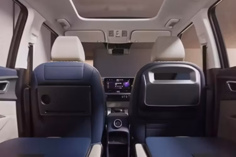 Bảng táp-lô được làm mới, tích hợp hai màn hình 10,25 inch bố trí liền mạch, lấy cảm hứng từ mẫu Seltos, giúp tăng tính kết nối và khả năng hiển thị.Vô-lăng đa chức năng mượn từ mẫu Syros, kết hợp cùng các chi tiết nội thất được hoàn thiện kỹ lưỡng hơn, tạo cảm giác cao cấp hiếm thấy trong phân khúc.