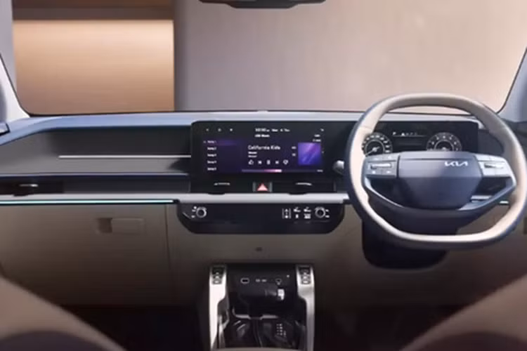 Ở phía sau, cụm đèn hậu LED thanh mảnh trải ngang cùng cản sau phong cách mới lấy cảm hứng từ xe điện mang lại vẻ hiện đại và hài hòa cho đuôi xe. Bên trong khoang lái, xe MPV Kia Carens Clavis tiếp tục phát huy thế mạnh về tính thực dụng với bố cục 6 hoặc 7 chỗ ngồi linh hoạt, đồng thời cải tiến mạnh mẽ về thiết kế và trang bị.