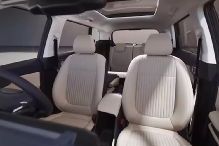 Danh sách tiện nghi nổi bật bao gồm ghế trước thông gió, cửa sổ trời toàn cảnh, dàn âm thanh Bose 8 loa, đèn viền nội thất đổi màu, camera 360 độ và hệ thống hỗ trợ lái nâng cao ADAS cấp độ 2. Dù chưa phải xe thuần điện, Carens Clavis được cho là bước đi chiến lược nhằm chuẩn bị cho tương lai.