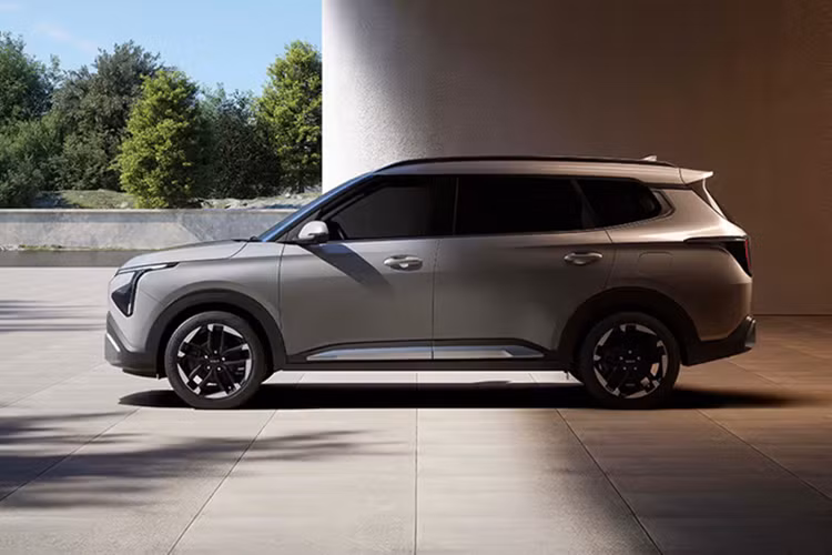 Mức giá xe Kia Carens Clavis 2026 chưa công bố, nhưng nó được mở cọc từ ngày 9/5 tại Ấn Độ. Dù giá bán chưa được tiết lộ nhưng nhiều khả năng Carens Clavis sẽ cao hơn phiên bản Carens tiêu chuẩn do danh sách trang bị phong phú hơn.