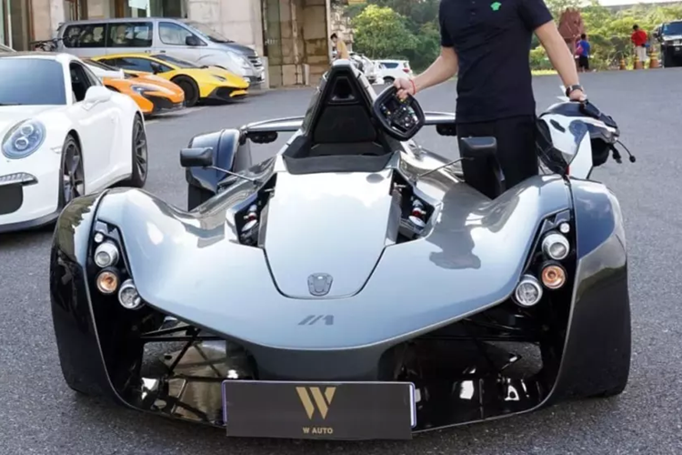 BAC Mono là xe đua chạy phố với thiết kế 1 chỗ ngồi, không có mui, không kính chắn gió và cũng không có cửa, vì thế, việc nó bất ngờ xuất hiện trong garage xe của doanh nhân Hải Phòng đã thu hút sự quan tâm.