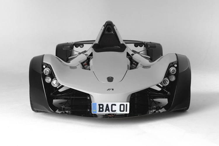 Hình ảnh lan truyền trên mạng xã hội cho thấy, chiếc xe BAC Mono được 3 người đàn ông vây quanh khi được vận chuyển về Hải Phòng, khu vực xe xuất hiện cũng không còn quá xa lạ với giới mê xe tại đây, bởi là nơi cất giữ hàng chục siêu xe, xe siêu sang và xe sang, trong đó có Koenigsegg CCX.