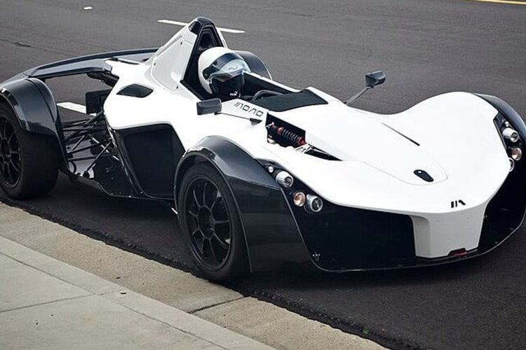 BAC Mono dù chỉ được trang bị động cơ Cosworth 4 xi-lanh, dung tích 2,3 lít, sản sinh công suất tối đa 280 mã lực và mô-men xoắn cực đại 280 Nm nhưng lại có thời gian tăng tốc không thua kém gì so với Lamborghini Aventador S LP740-4, McLaren 650S Spider hay Ferrari 488 GTB.