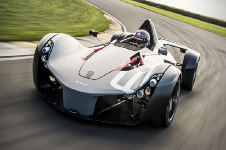 BAC Mono do công ty ôtô Briggs (BAC) có trụ sở tại Speke, Liverpool, Anh sản xuất. Mẫu xe đua dành cho đường phố chỉ có 1 ghế ngồi và trọng lượng xe rơi vào khoảng 540 kg. Người lái chỉ việc trèo vào trong, lắp vô lăng và nổ máy trải nghiệm.