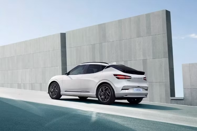 Thứ hai là bản Dual Motor AWD được trang bị hai mô tơ điện cho công suất tối đa 429 mã lực và có thể tăng lên 483 mã lực khi kích hoạt Boost Mode.