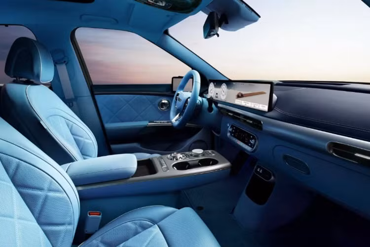 Về nội thất, khoang cabin của Genesis GV60 2025 được thiết kế sang trọng, hiện đại với màn hình kích thước 27 inch mới, là sự kết hợp giữa màn hình thông tin giải trí và cụm đồng hồ đo kỹ thuật số. Xe còn có vô lăng được thiết kế mới, tinh tế hơn.