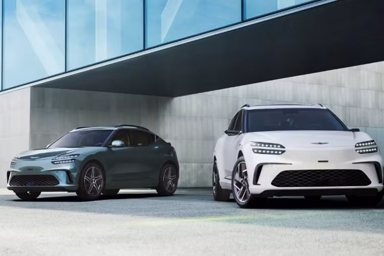 Genesis GV60 2025 chạy điện còn được bổ sung tùy chọn mâm 21 inch mới cùng chắn bùn sơn đồng màu với thân xe, tạo cảm giác liền mạch và sang trọng. Phần cản sau cũng được đồng bộ về màu sắc giúp tổng thể thiết kế xe hài hòa, ấn tượng.