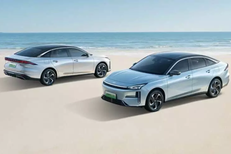  Geely Galaxy L6 EM-i plug-in hybrid sedan mới đã chính thức ra mắt tại Trung Quốc khởi điểm là 82.800 nhân dân tệ (11.330 USD). Trước đó, giá xe Geely Galaxy L6 EM-i 2025 bắt đầu được bán trước tại Trung Quốc vào ngày 17/1/2025 với mức giá từ 89.800 – 116.800 nhân dân tệ (12.285 – 15.980 USD).