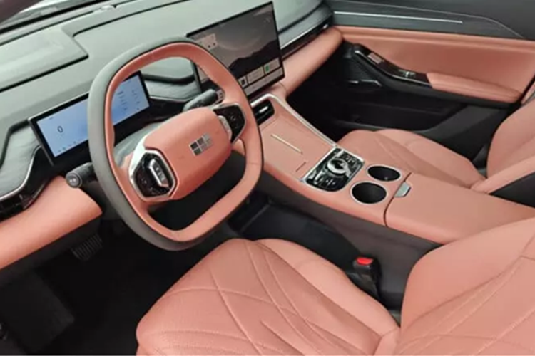 Nội thất của Geely Galaxy L6 EM-i có màn hình 14,6 inch theo chiều ngang. Cần số của xe nằm sau vô lăng hình chữ D hai chấu. Do đó, đường hầm trung tâm có chỗ cho hai đế sạc không dây, một cặp giá để cốc và cần số xoay.