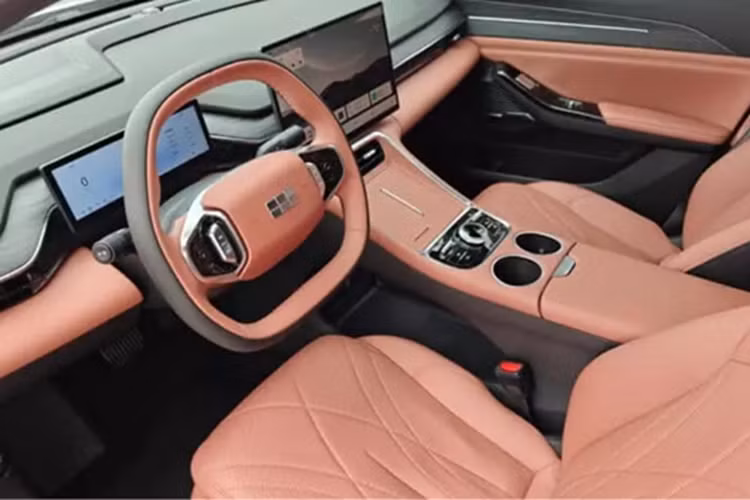 Nội thất của Geely Galaxy L6 EM-i có màn hình 14,6 inch theo chiều ngang. Cần số của xe nằm sau vô lăng hình chữ D hai chấu. Do đó, đường hầm trung tâm có chỗ cho hai đế sạc không dây, một cặp giá để cốc và cần số xoay.