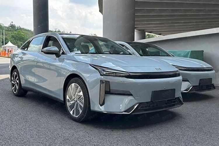 Kích thước của Galaxy L6 EM-i mới là bao gồm chiều dài, chiều rộng và chiều cao lần lượt sẽ là 4.782 x 1.875 x 1.489 mm với chiều dài cơ sở là 2752 mm. Để rõ ràng hơn, nó dài hơn 122 mm so với mẫu sedan Toyota Corolla. Tuy nhiên, Galaxy L6 EM-i ngắn hơn 78 mm so với đối thủ chính BYD Qin L DM-i.