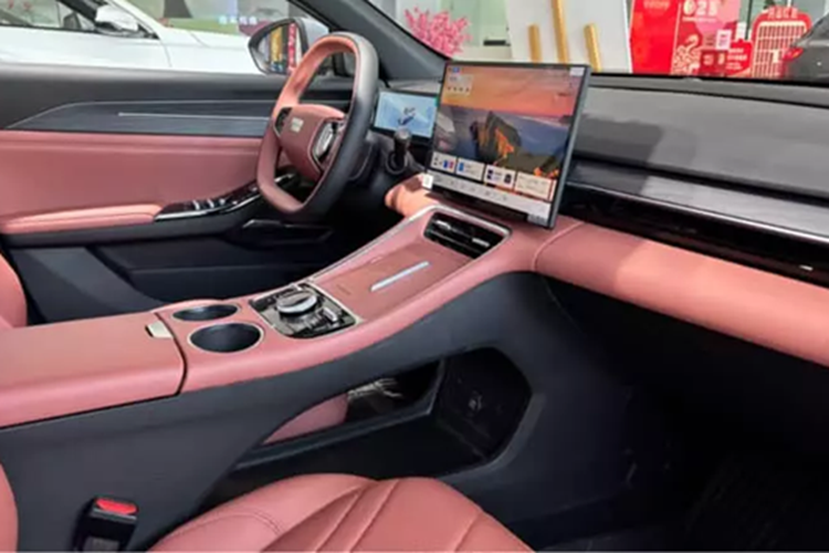 Geely Galaxy L6 EM-i sử dụng hệ truyền động Leishen 2.0 (NordThor 2.0) của Geely. Hệ thống này bao gồm động cơ hút khí tự nhiên 1,5 lít cho công suất 82 kW (110 mã lực) kết hợp với hộp số E-DHT tích hợp động cơ điện 160 kW (214 mã lực).