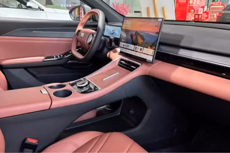 Geely Galaxy L6 EM-i sử dụng hệ truyền động Leishen 2.0 (NordThor 2.0) của Geely. Hệ thống này bao gồm động cơ hút khí tự nhiên 1,5 lít cho công suất 82 kW (110 mã lực) kết hợp với hộp số E-DHT tích hợp động cơ điện 160 kW (214 mã lực).