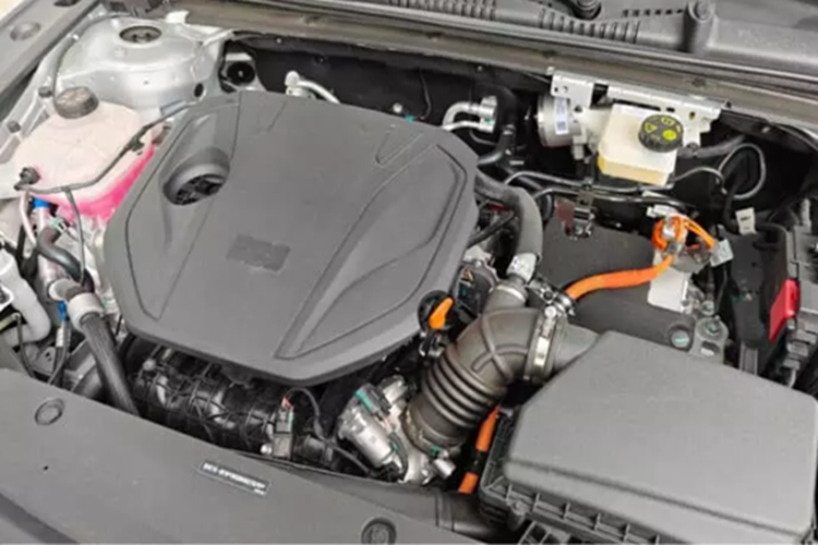 Geely Galaxy L6 EM-i có hai tùy chọn pin LFP do SVOLT sản xuất: 8,5 kWh cho phạm vi chạy điện 60 km và 19,1 kWh cho phạm vi chạy EV 140 km. Nhờ bình nhiên liệu 60 lít, Galaxy L6 EM-i có phạm vi chạy hỗn hợp là 1.300 km.