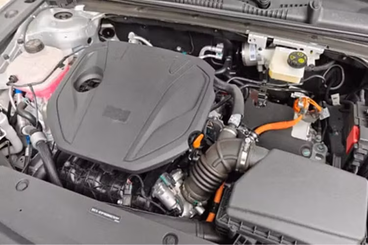 Geely Galaxy L6 EM-i có hai tùy chọn pin LFP do SVOLT sản xuất: 8,5 kWh cho phạm vi chạy điện 60 km và 19,1 kWh cho phạm vi chạy EV 140 km. Nhờ bình nhiên liệu 60 lít, Galaxy L6 EM-i có phạm vi chạy hỗn hợp là 1.300 km.