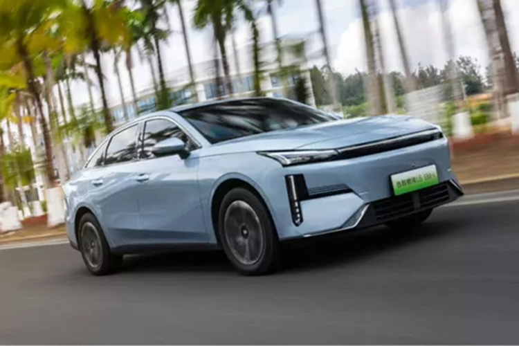 Chiếc xe sedan Geely Galaxy L6 EM-i là bản cập nhật của mẫu sedan Galaxy L6 ra mắt vào tháng 9/2023. Xe được làm mới sử dụng tay nắm cửa truyền thống thay vì tay nắm cửa có thể thu vào.