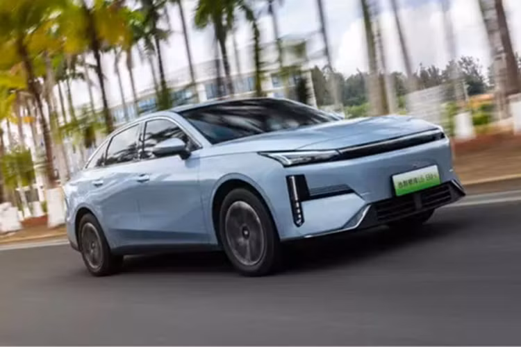 Chiếc xe sedan Geely Galaxy L6 EM-i là bản cập nhật của mẫu sedan Galaxy L6 ra mắt vào tháng 9/2023. Xe được làm mới sử dụng tay nắm cửa truyền thống thay vì tay nắm cửa có thể thu vào.