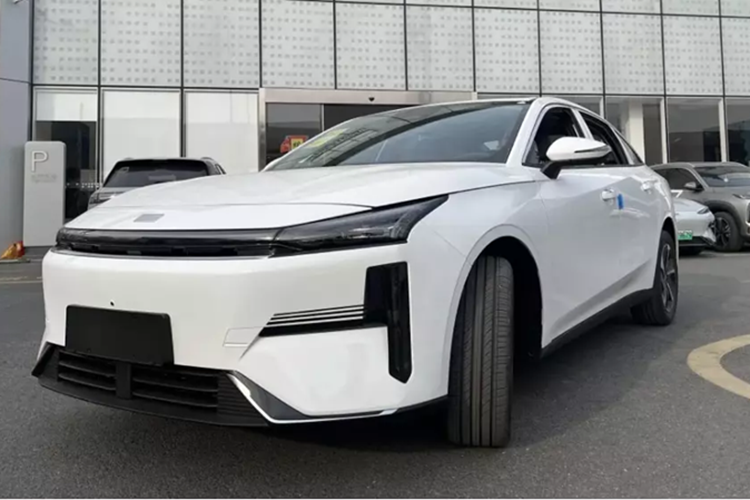 Các phiên bản cao cấp hơn của Geely Galaxy L6 EM-i hỗ trợ sạc DC nhanh. Chiếc sedan này mất 20 phút để sạc đầy pin từ 30% đến 80%.