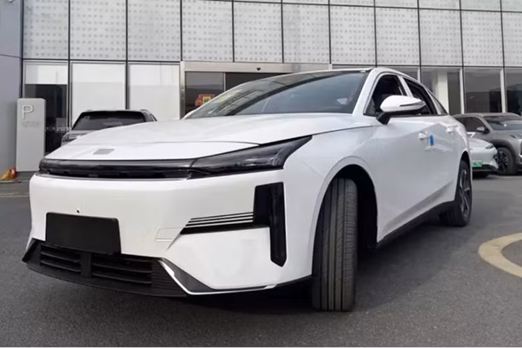 Các phiên bản cao cấp hơn của Geely Galaxy L6 EM-i hỗ trợ sạc DC nhanh. Chiếc sedan này mất 20 phút để sạc đầy pin từ 30% đến 80%.