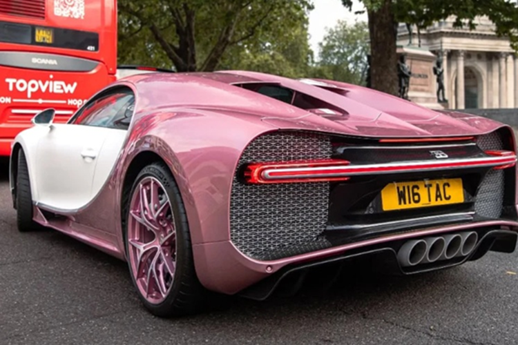 Tuy nhiên, với một chìa khóa đặc biệt cắm vào khe giữa ghế lái và bệ cửa, người điều khiển có thể kích hoạt chế độ Top Speed, giúp xe đạt tốc độ tối đa 420 km/h.