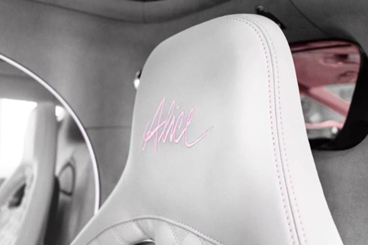 "Trái tim" của Bugatti Chiron Sport là khối động cơ tăng áp quad-turbo W16 dung tích 8.0L sản sinh công suất 1.479 mã lực và mô-men xoắn cực đại 1.600 Nm.