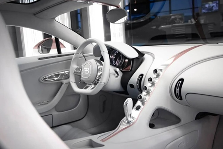 Mọi thứ ở bên trong xe rất tinh tế với bọc da Gris Rafale màu trắng và bộ ghế có tùy chọn Comfort. Chưa hết, chủ nhân của nó còn đặt thêm tùy chọn cửa sổ trời Sky View trị giá hơn 60.000 USD (1,52 tỷ đồng).