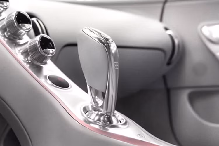 Đi kèm với động cơ này vẫn là hộp số ly hợp kép 7 cấp cùng hệ dẫn động 4 bánh toàn thời gian, giúp chiếc xe có khả năng tăng tốc 0-100 km/h trong 2,4 giây, tốc độ giới hạn điện tử ở mức 375 - 380 km/h.