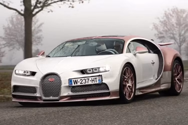 Được biết, tông màu Bugatti Chiron Sport độc nhất vô nhị này được tạo ra từ sự hợp tác của Bugatti với đại lý siêu xe HR Owen ở London chứ không hề có sẵn trong bảng màu của Bugatti. Phần mâm và lốp của chiếc hypercar này cũng không hề kém cạnh.
