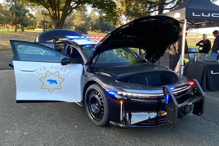 Mới mức giá từ 69.900 USD, Lucid Air Pure có thể thay thế các mẫu xe truyền thống khác của cảnh sát Mỹ như Ford Mustang, Dodge Charger hay Chevrolet Camaro. Trong khi đó, phiên bản cao cấp nhất Lucid Air Sapphire có giá lên đến 249.000 USD.