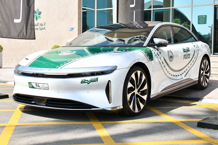 Cảnh sát Dubai cũng đã bổ sung mẫu sedan thuần điện Lucid Air vào đầu lực lượng của mình, bên cạnh những mẫu xe thuần điện khác như Tesla Cybertruck, Lotus Eletre R, Mercedes-Benz EQS hay GMC Hummer EV.