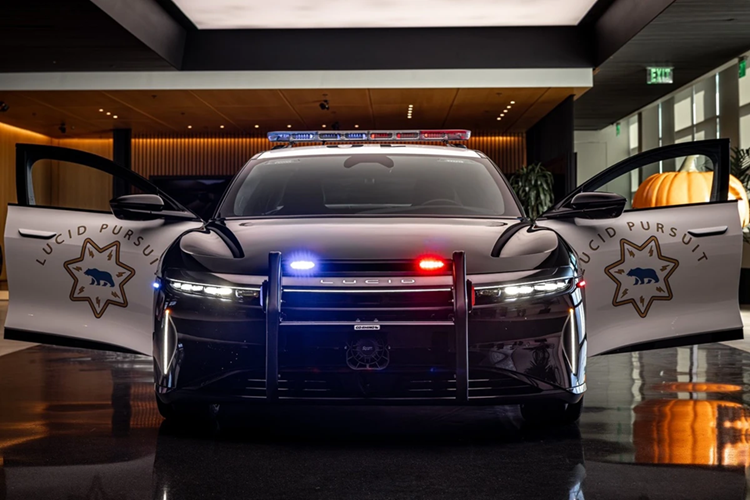 Theo hình ảnh được chia sẻ trên X (Twitter), xe cảnh sát Lucid Air chạy điện được trang bị đầy đủ đèn hiệu, thanh cản lưới tản nhiệt, mâm sắt... đi kèm phối màu trắng đen quen thuộc của cảnh sát bang California.