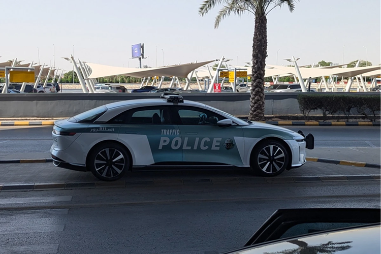 Trước đó, Lucid Air lần đầu tiên được cảnh sát Saudi Arabia sử dụng từ đầu năm 2024. Hiện tại, mẫu sedan này thuộc biên chế của nhiều lực lượng cảnh sát tại quốc gia này.