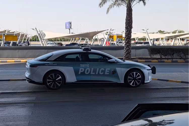 Trước đó, Lucid Air lần đầu tiên được cảnh sát Saudi Arabia sử dụng từ đầu năm 2024. Hiện tại, mẫu sedan này thuộc biên chế của nhiều lực lượng cảnh sát tại quốc gia này.