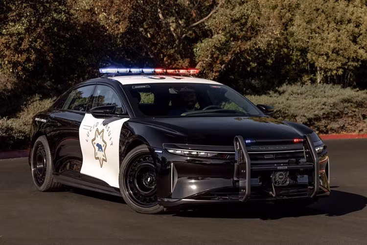 Hãng xe điện Lucid Motors đã công bố những hình ảnh đầu tiên của chiếc Lucid Air phiên bản cảnh sát Mỹ. Mẫu sedan thuần điện này đang trong quá trình thử nghiệm trước khi được bàn giao cho lực lượng cảnh sát tuần tra California (CHP).