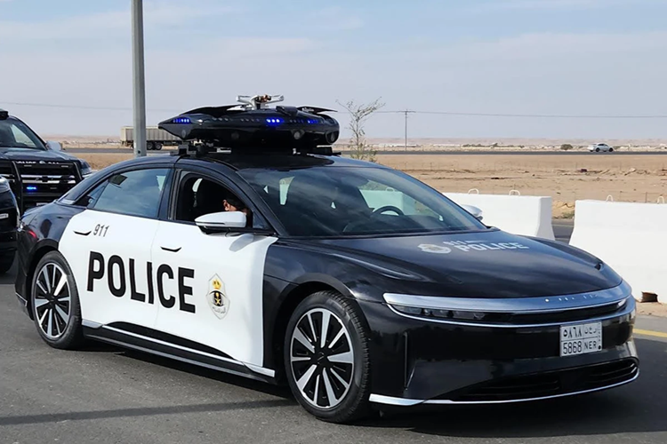 Thậm chí, một số lực lượng đặc nhiệm còn được trang bị thêm chiếc hộp đặc biệt chứa drone được lắp đặt trên nóc, vốn có thể sử dụng trong các nhiệm vụ trinh sát và truy vết.