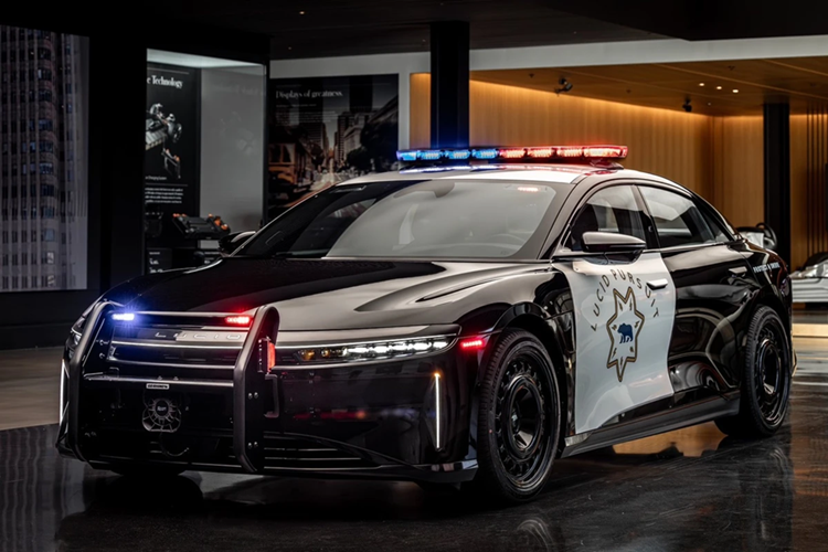 Rất có thể mẫu xe cảnh sát này được phát triển từ phiên bản tiêu chuẩn Lucid Air Pure, vốn được trang bị 1 động cơ với công suất 436 mã lực và hệ dẫn động cầu sau. Xe có khả năng tăng tốc 0-97 km/h trong 4,5 giây.