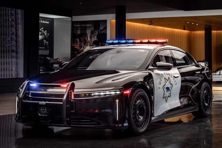 Rất có thể mẫu xe cảnh sát này được phát triển từ phiên bản tiêu chuẩn Lucid Air Pure, vốn được trang bị 1 động cơ với công suất 436 mã lực và hệ dẫn động cầu sau. Xe có khả năng tăng tốc 0-97 km/h trong 4,5 giây.