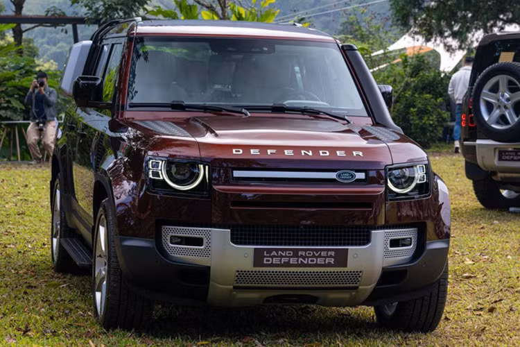 Khả năng, Defender thế hệ mới sẽ chưa có phiên bản thuần điện mà JLR sẽ phát triển một mẫu Defender EV độc lập, sử dụng nền tảng hoàn toàn mới và bán song song với phiên bản động cơ đốt trong (ICE).