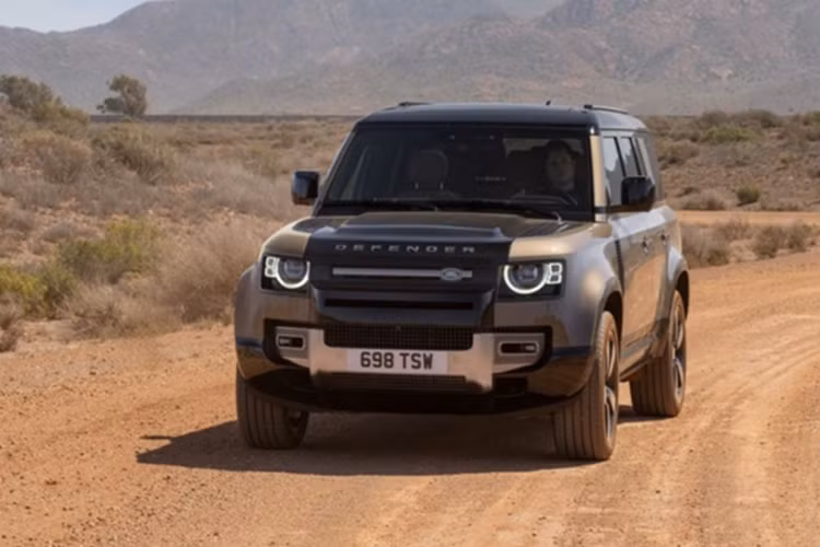 Theo Giám đốc Thương mại của JLR, việc chuyển đổi Defender hiện tại sang hệ thống truyền động điện gặp nhiều trở ngại. Bởi Defender vốn được phát triển trên nền tảng D7x giúp tối ưu hóa khả năng off-road nên nền tảng này khó có thể đáp ứng các yêu cầu của Land Rover Defender EV chạy điện.