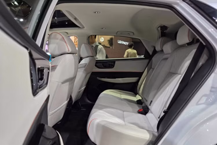 Xe có vận tốc tối đa 160 km/h và phạm vi hoạt động lên tới 500 km theo tiêu chuẩn NEDC, nhờ bộ pin Ternary Lithium-ion dung lượng 68,8 kWh. Honda e:N2 có cổng sạc được bố trí gọn gàng bên hông xe thay vì phía trước như nhiều mẫu xe điện hiện nay.