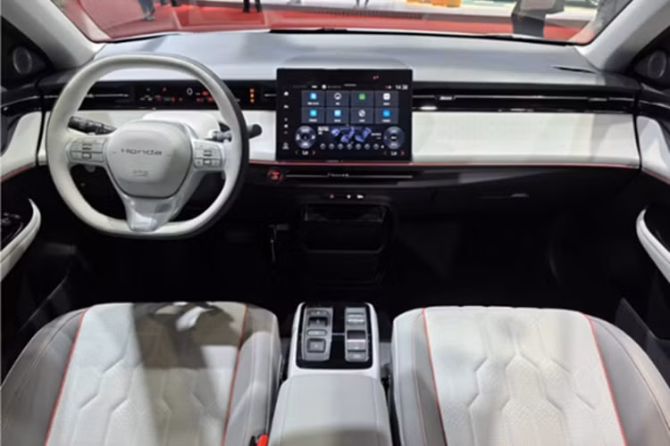 Xe được phát triển trên nền tảng chuyên dụng e:N Architecture F - nền tảng dành riêng cho thế hệ xe điện mới của Honda. Cung cấp sức mạnh cho e:N2 là động cơ điện đặt phía trước sản sinh công suất cực đại 204 mã lực và mô-men xoắn 310 Nm.