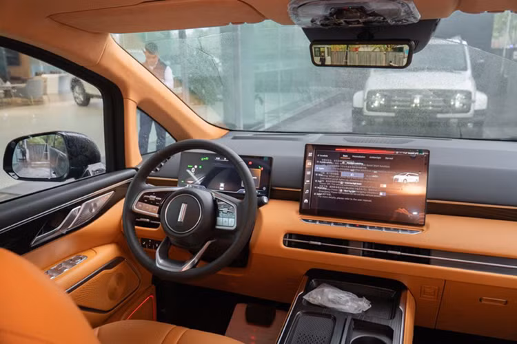 Không gian nội thất rộng rãi, hàng thứ hai được trang bị cặp ghế thương gia có chức năng massage, bệ tỳ tay riêng, đệm đỡ bắp chân, hướng đến trải nghiệm thoải mái khi di chuyển.