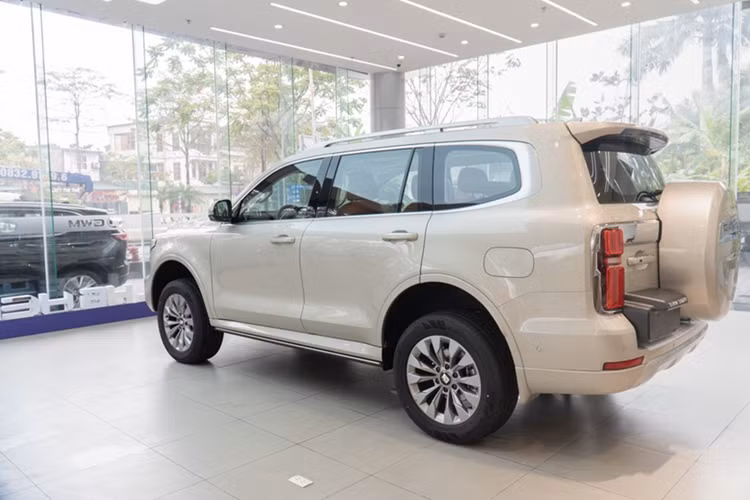 Ngoài ra, TANK 500 Hybrid sở hữu hệ dẫn động bốn bánh toàn thời gian, đi kèm khóa vi sai trước và sau, giúp xe duy trì độ bám đường tối đa khi vượt địa hình phức tạp. TANK 500 Hybrid hứa hẹn sẽ là một đối thủ đáng gờm đối với những chiếc xe trong cùng phân khúc.