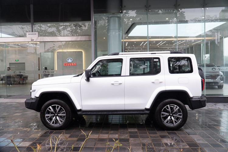 Xe sở hữu hệ dẫn động bốn bánh toàn thời gian, khóa vi sai trước và sau, chế độ lái đa địa hình cùng tính năng khung gầm trong suốt, hỗ trợ người lái quan sát địa hình phía dưới xe dễ dàng hơn.