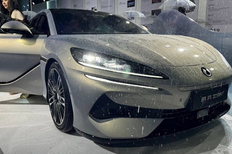 Sau Z9 GT, dự kiến, Denza sẽ trình làng thêm mẫu MPV D9 tại thị trường Châu Âu vào cuối năm nay. Cả hai mẫu xe đều sẽ được sản xuất tại Trung Quốc trong giai đoạn đầu, trước khi chuyển sang lắp ráp tại nhà máy BYD đang xây dựng ở Hungary từ tháng 10.