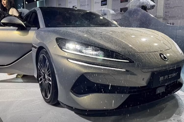 Sau Z9 GT, dự kiến, Denza sẽ trình làng thêm mẫu MPV D9 tại thị trường Châu Âu vào cuối năm nay. Cả hai mẫu xe đều sẽ được sản xuất tại Trung Quốc trong giai đoạn đầu, trước khi chuyển sang lắp ráp tại nhà máy BYD đang xây dựng ở Hungary từ tháng 10.