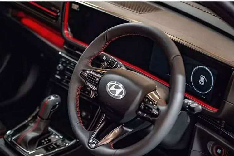 Hyundai Creta 2025 bản N Line sẽ có một số khác biệt ở ngoại thất như: logo N Line, lưới tản nhiệt, cản trước/cản sau, vành la-zăng và 2 đầu ống xả. Trong khi đó khoang cabin sẽ có vô-lăng đặc trưng của dòng N-Line.